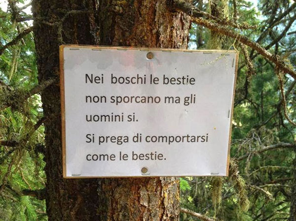 لطفا مثل حیوانات رفتار کنید!/تابلویی در جنگل‌های ایتالیا