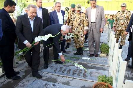 حضور ظریف در گلستان شهدای اصفهان