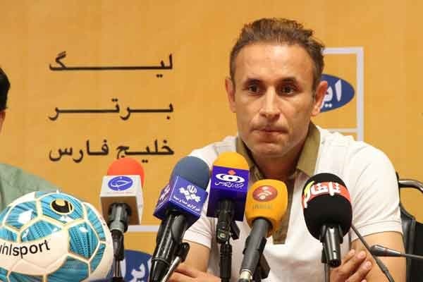 سرمربی ذوب‌آهن:شانس هم جزئی از فوتبال است/ دفاع ۱۰ نفره استقلال اهواز