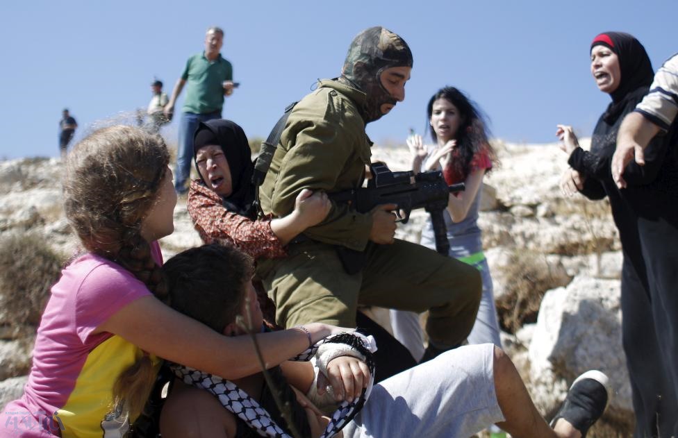وقتی زنان، کودک فلسطینی را از چنگ نظامی صهونیست نجات می‌دهند