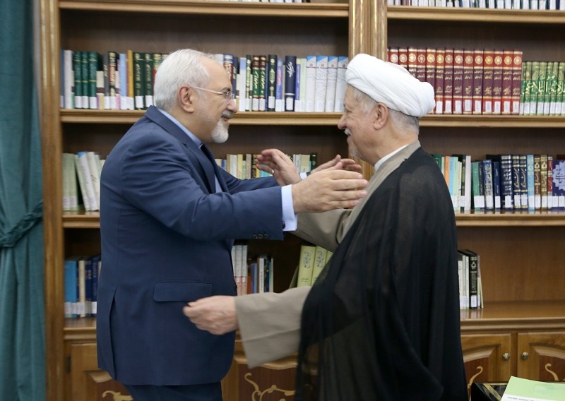 هاشمی رفسنجانی در دیدار با ظریف: ازتندروی عده ای محدود دلسرد نشوید/ در تاریخ ماندگار شدید