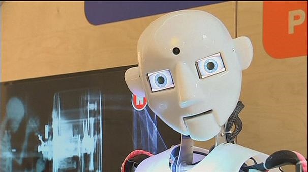 نمایشگاه بین المللی ربات در مسکو/ رباتی که در 20 ثانیه مکعب روبیک را جور می‌کند!