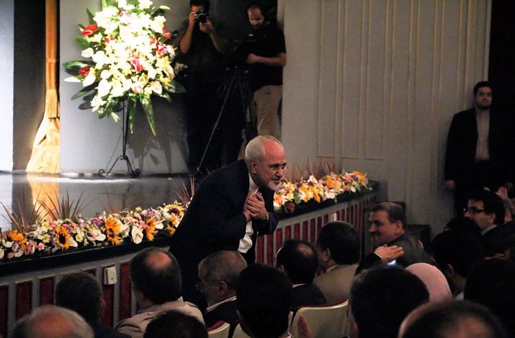 عکس یادگاری یک مجری با محمدجواد ظریف در روز خبرنگار