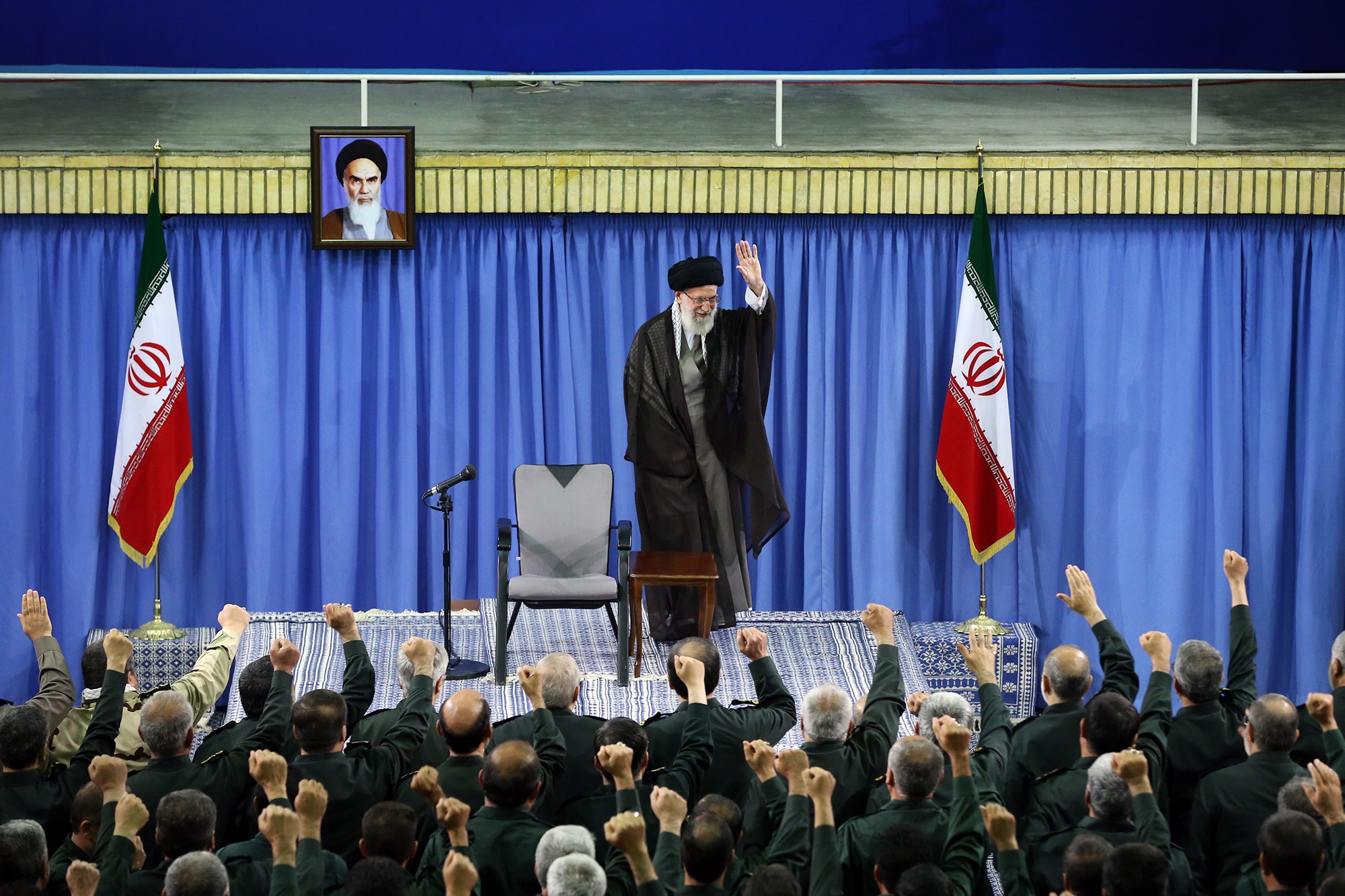 رهبر معظم انقلاب: سپاه جلوی نفوذ امنیتی را با قدرت می‌گیرد