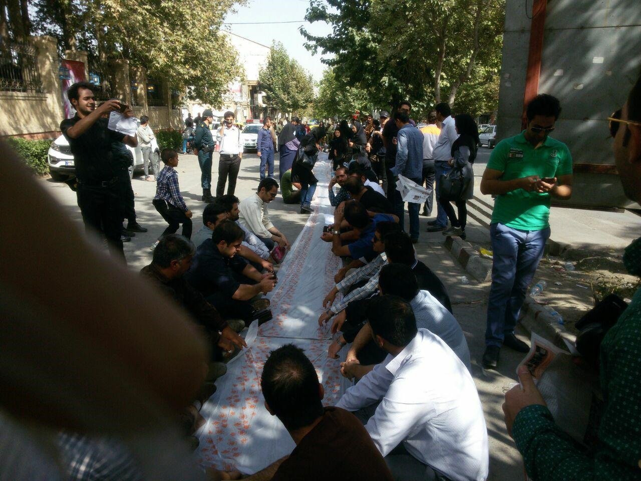 تجمع دوباره کارکنان کشت و صنعت مهاباد در مقابل اداره کار شهرستان