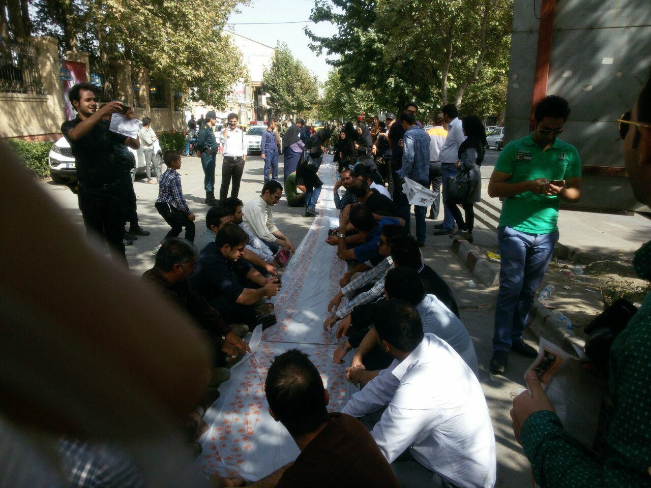 تجمع دوباره کارکنان کشت و صنعت مهاباد در مقابل اداره کار شهرستان تجمع دوباره کارکنان کشت و صنعت مهاباد در مقابل اداره کار شهرستان