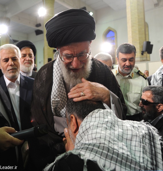 وقتی دیدار رهبر اشک را به چشمان جانبازان می آورد