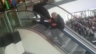 مسابقه بالا رفتن پیرمردها از پله برقی برای گرفتن همبرگر مجانی