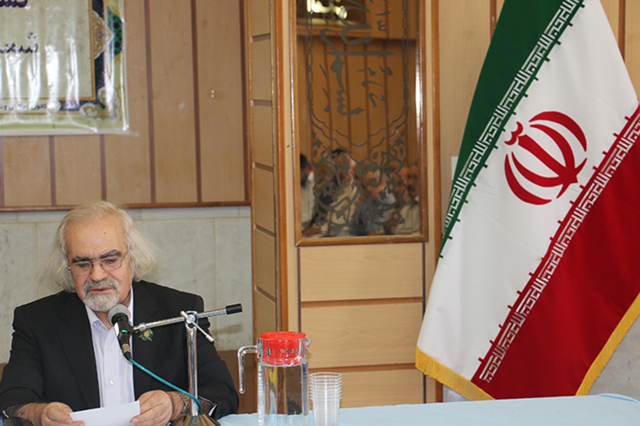 «پروانه» در یزد:  گاهی به نام اشعار آیینی، اشعاری منتشر می‌شود که ضد آیینی است
