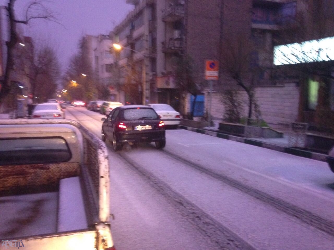 بارش شدید باران، تگرگ و برف در تهران/ معابر و خیابانها سفیدپوش شدند