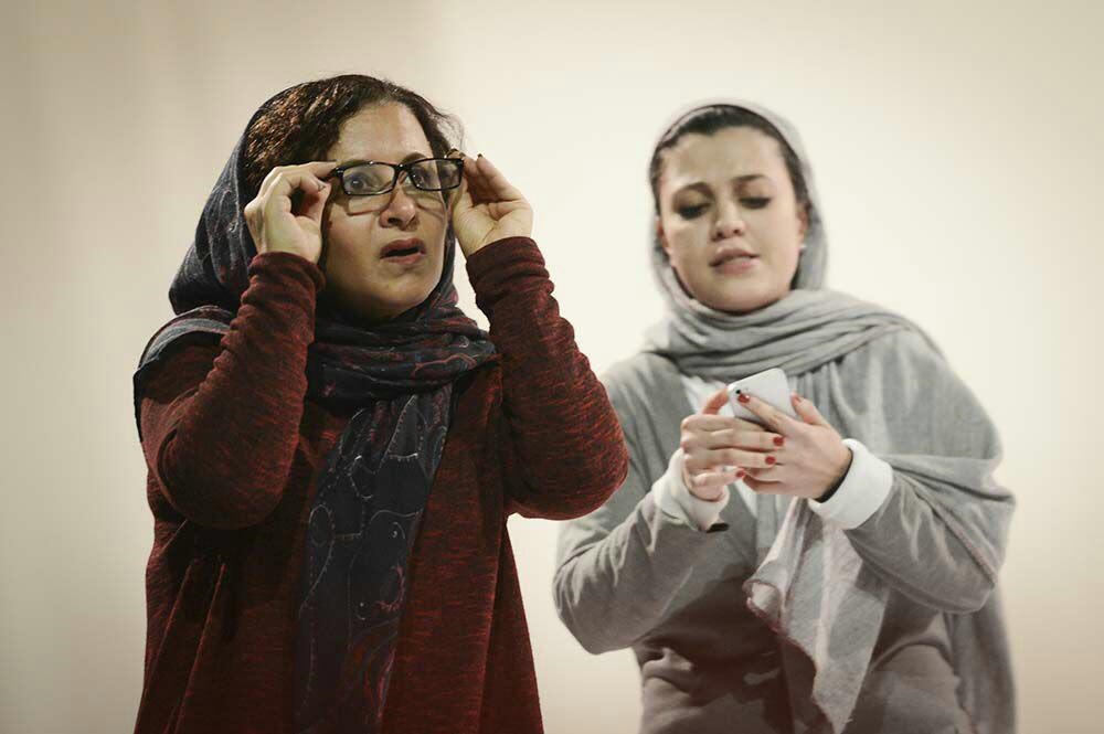 "نگاهمان می کنند" در ایرانشهر به روى صحنه مى رود