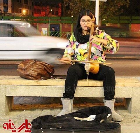 یک زن در حال نواختنِ کمانچه در خیابان ولیعصر (عج) تهران‬/ عکس