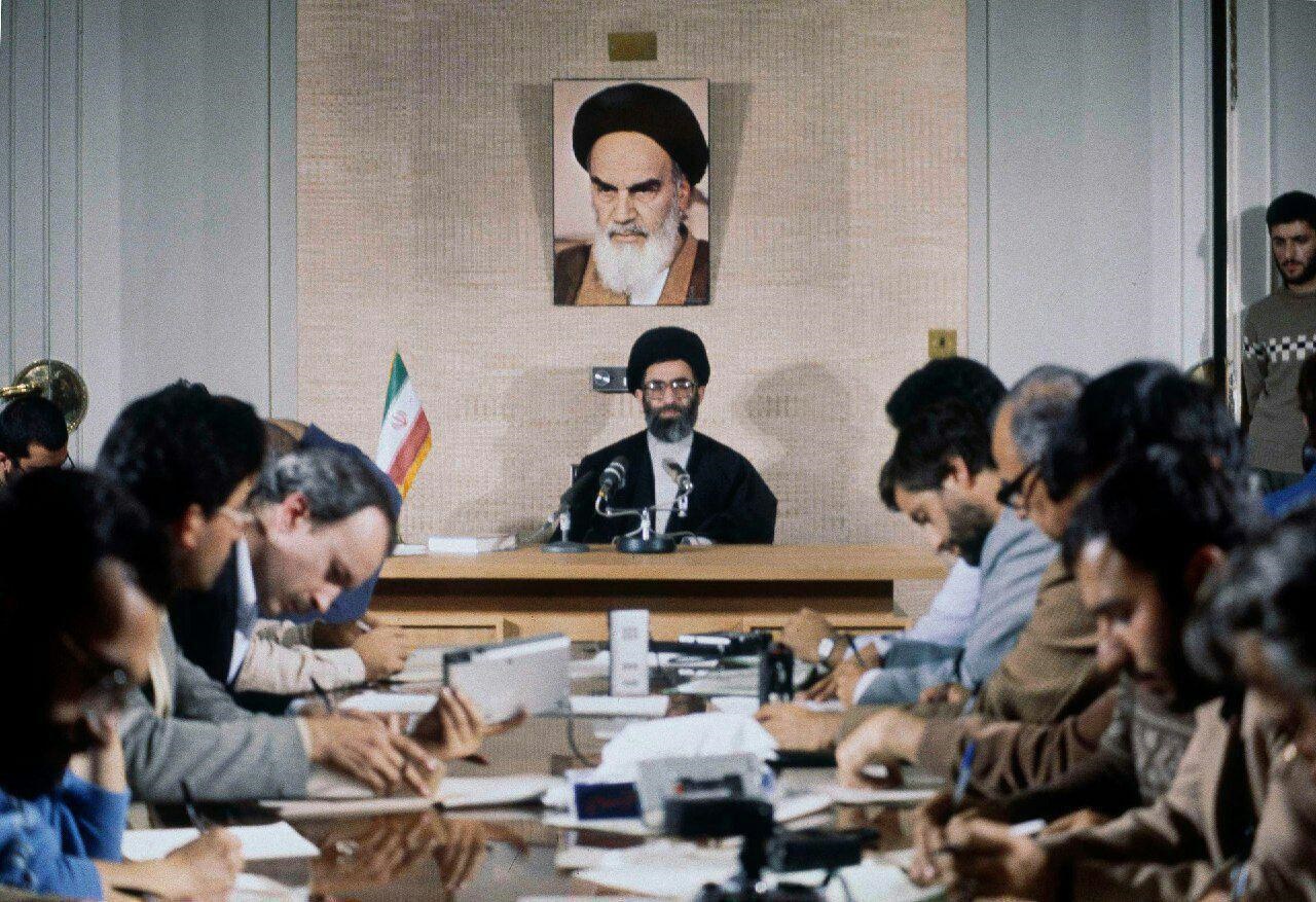 تصویری از  رهبر معظم انقلاب اسلامی در سالهای دور