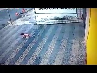 سقوط معجزه‌آسای کودک ۱۴ ماهه از ساختمان!