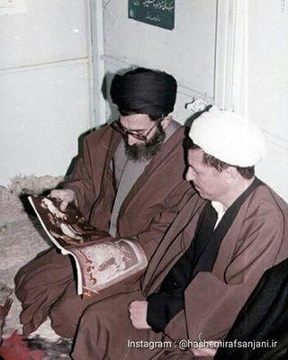 آیت‌الله خامنه‌ای و هاشمی رفسنجانی در حال خواندن مجله/ عکس