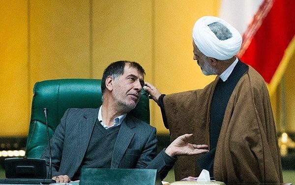 باهنر میکروفن یک نماینده در انتقاد به رئیس جمهور را قطع کرد/روبوسی پیرموذن و نایب رئیس مجلس/حاشیه