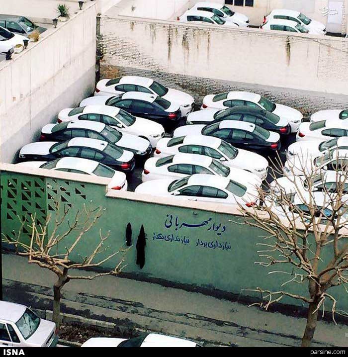 موقعیتی تامل‌برانگیز از یک دیوار مهربانی در تهران/ عکس