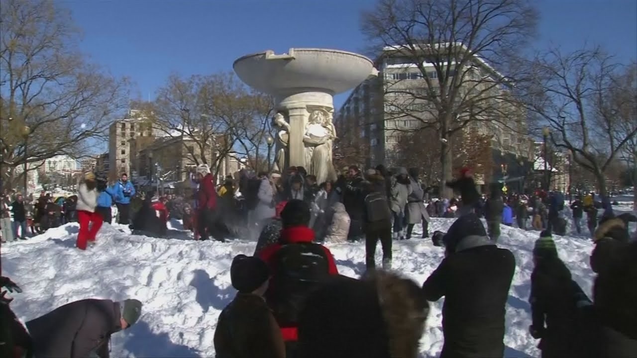 برف بازی هزاران نفر در مرکز واشنگتن 