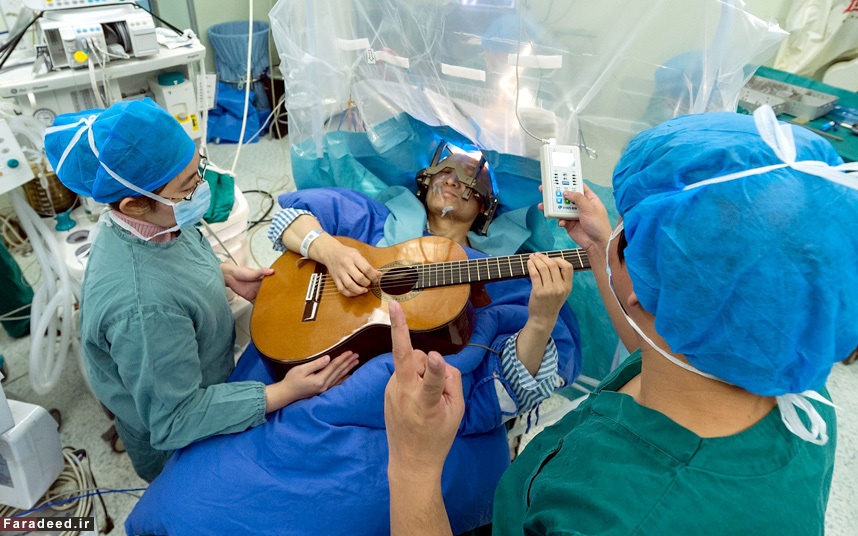 نواختن گیتار حین عمل جراحی/ عکس