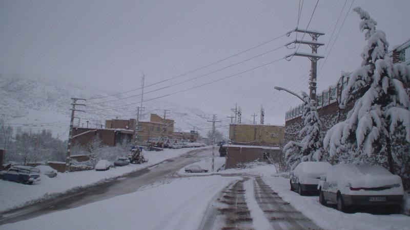 بارش شدید برف و کاهش دید در محورهای مواصلاتی استان زنجان 