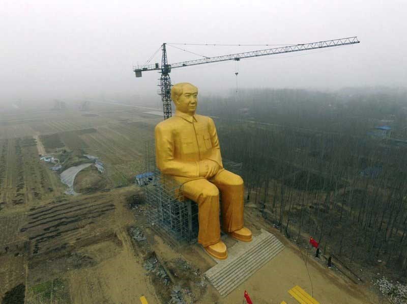 ساخت مجسمه عظیم‌الجثه در چین/ عکس