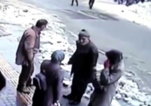 لحظه دلخراش ریزش تکه های عظیم برف و یخ بر سر عابران پیاده