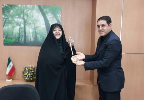 قهرمان پلدختری کاراته جهان مدال طلای خود را به معصومه ابتکار اهدا کرد  
