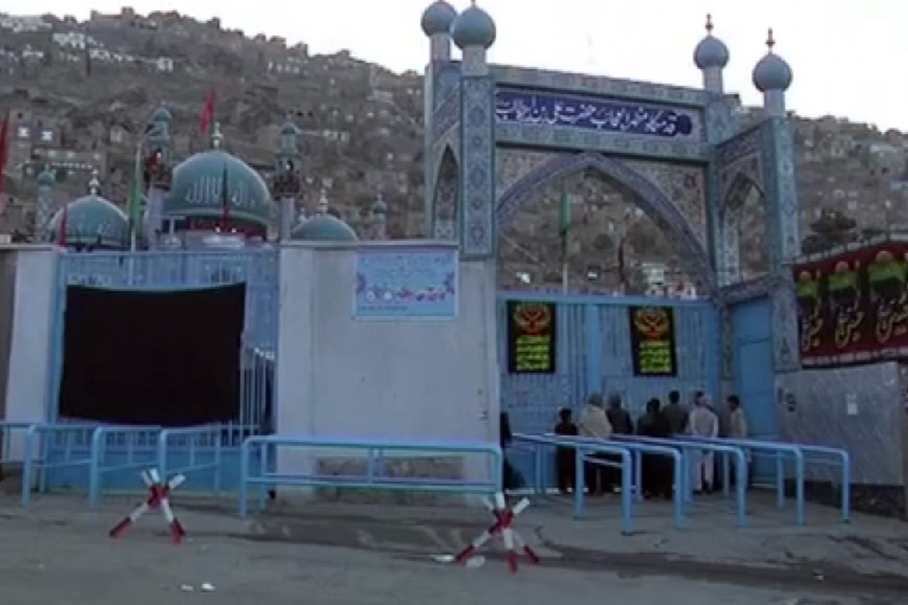 فیلم | درخواست یک زن از فرد مهاجم در هنگام حمله به عزاداران حسینی در کابل