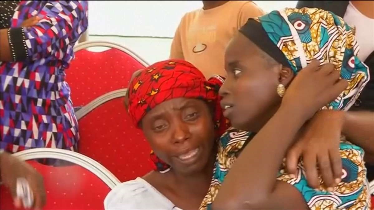 فیلم | لحظه بازگشت دختران نیجریه‌ای ربوده شده توسط بوکوحرام به آغوش خانواده 