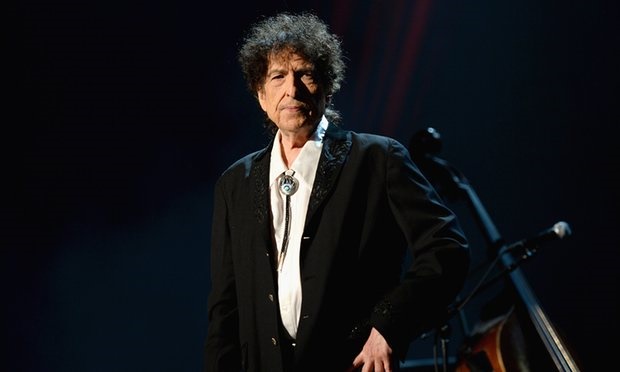 باب دیلن به تماس‌های مسئولان نوبل جواب نمی‌دهد