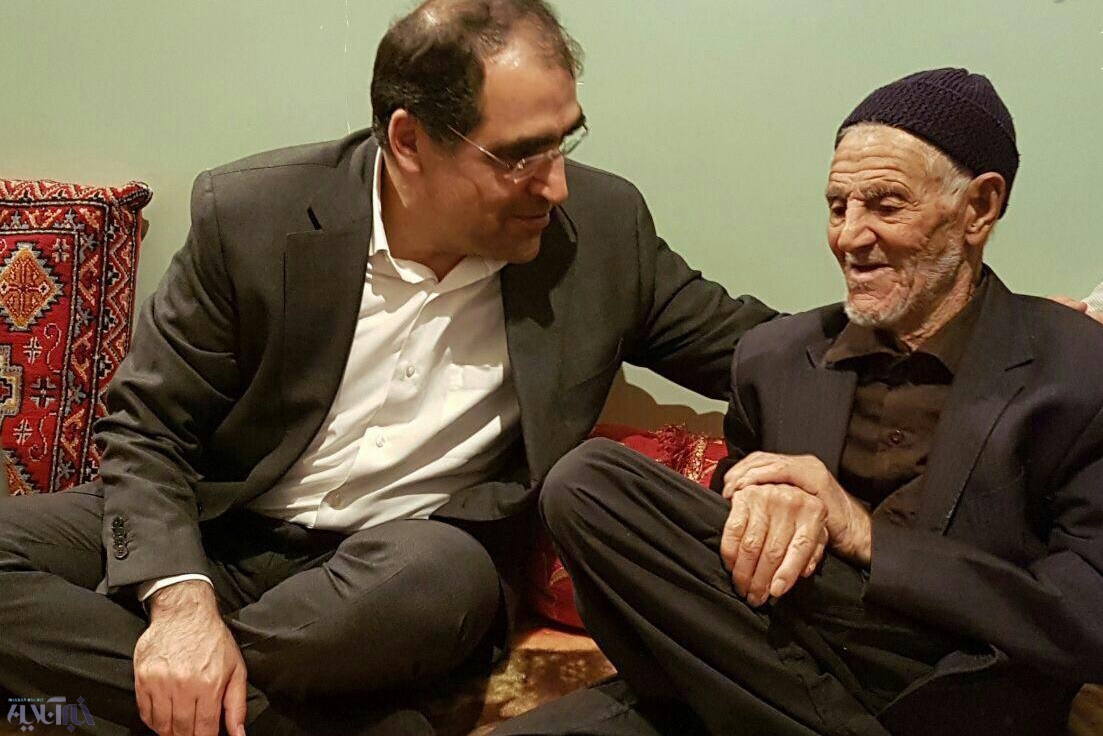 فیلم | فیلمی منتشر نشده از دیدار وزیر بهداشت با پدر سردار قاسم سلیمانی