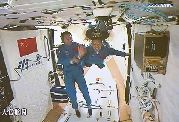 تصاویر ورود دو فضانورد چینی به ایستگاه فضایی این کشور 