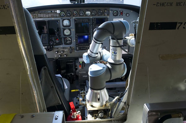 رباتی برای کار به جای کمک خلبان/آزمایش فناوری جدید برای نسل آینده هواپیماها