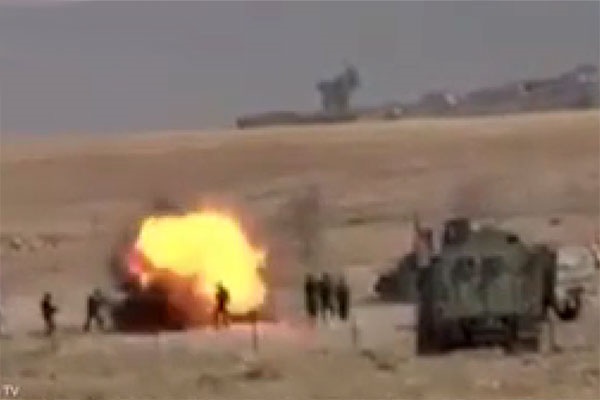 فیلم | خودکشی یک داعشی با کمربند انفجاری در میان نیروهای پیشمرگه (۱۴+)