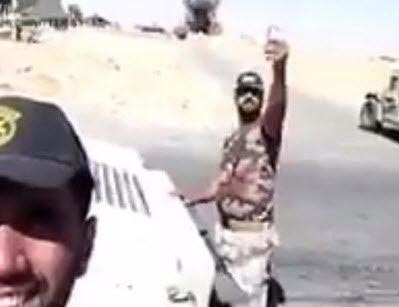 فیلم | سلفی نیروی بسیجی عراق با خمپاره داعشی‌ها 