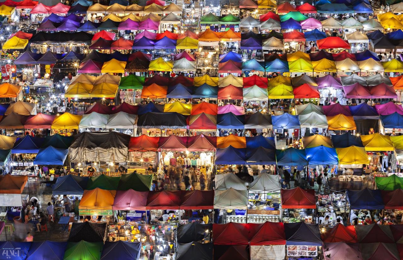 عکس روز نشنال جئوگرافیک | خیمه‌های رنگارنگ یک بازار شبانه در تایلند