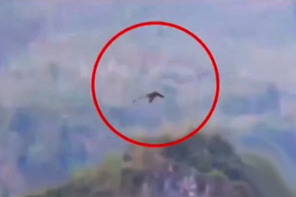 فیلم | پرواز موجودی عجیب شبیه به اژدها در میان کوه‎‏های چین
