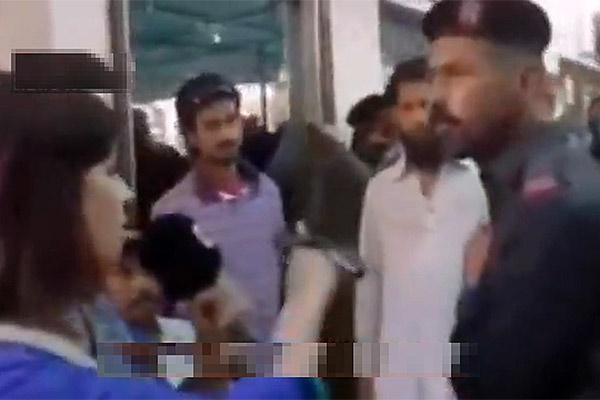فیلم | سیلی زدن پلیس به خبرنگار زن هنگام پخش زنده!