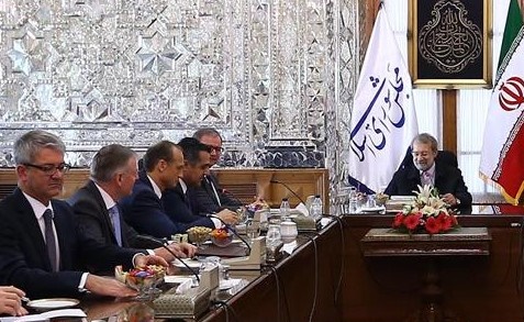 لاریجانی: تنها راه غلبه بر مشکلات منطقه مذاکره سیاسی است