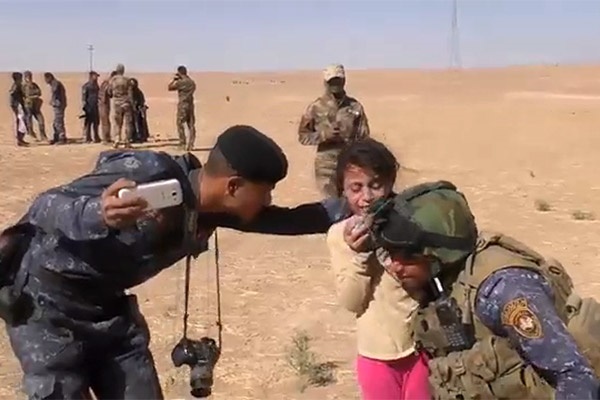 فیلم | لحظه نجات دختر عراقی از چنگ داعشی‌ها | واکنش احساسی دختر