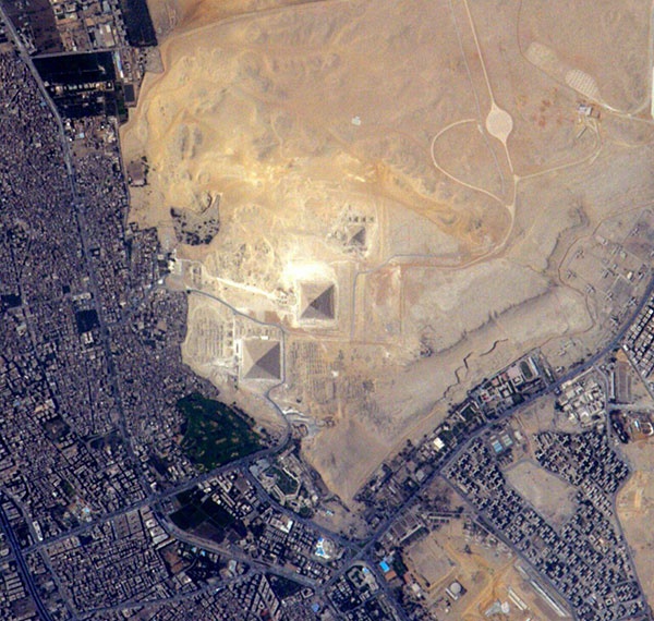 تصویر اهرام ثلاثه مصر از فضا/ عکاسی از فاصله ۴۰۰ کیلومتری زمین