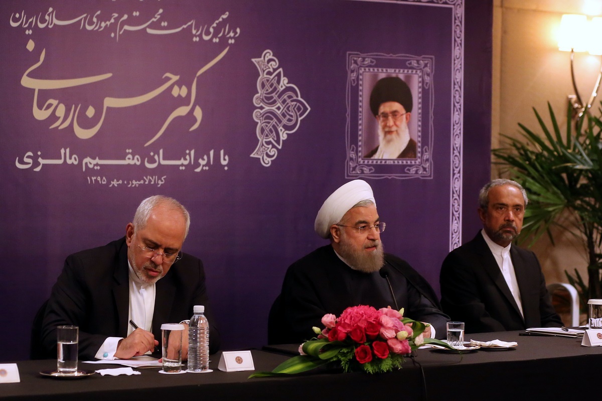 روحانی: ظریف حرف‌های نیش‌دار را تحمل می‌کند