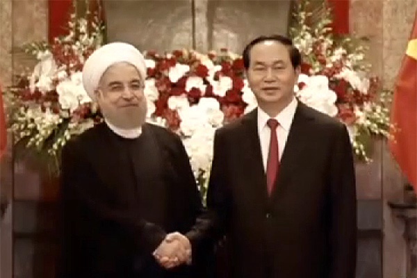 فیلم | استقبال از حسن روحانی در ویتنام