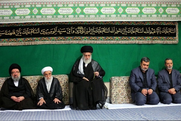 با حضور رهبر معظم انقلاب؛ اولین شب مراسم عزاداری امام حسین(ع) برگزار شد با حضور رهبر معظم انقلاب؛ اولین شب مراسم عزاداری امام حسین(ع) برگزار شد