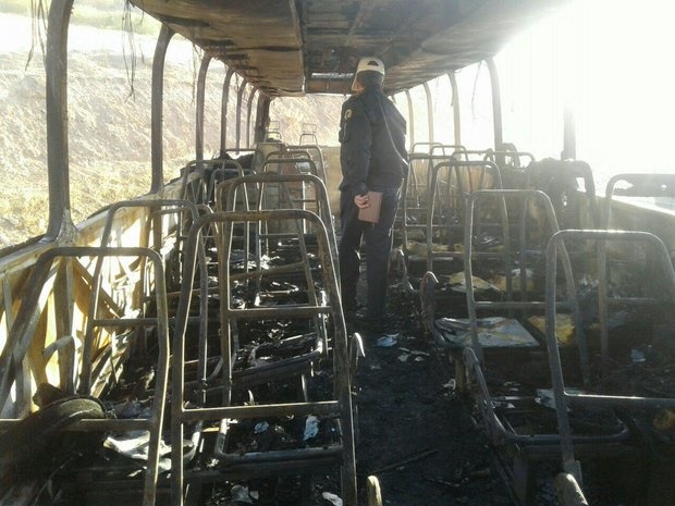 تصاویر | آتش‌سوزی اتوبوس زائران اربعین حسینی در کرمانشاه 