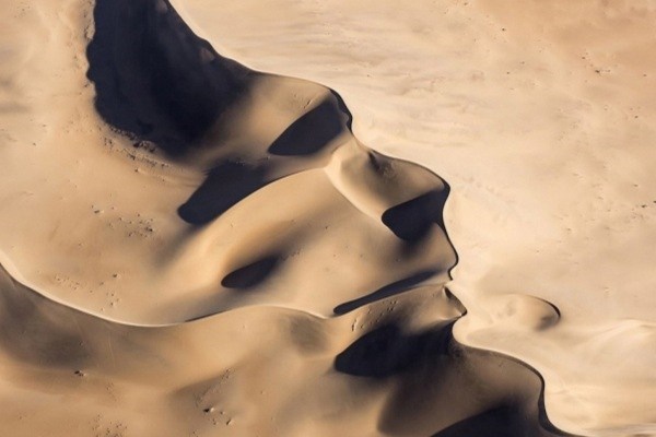 چهره یک مرد روی شن‌های صحرایی در آفریقا