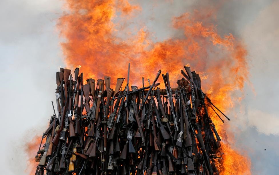 عکس | آتش‌زدن ۵ هزار اسلحه برای جلوگیری از جرم و جنایت در کنیا