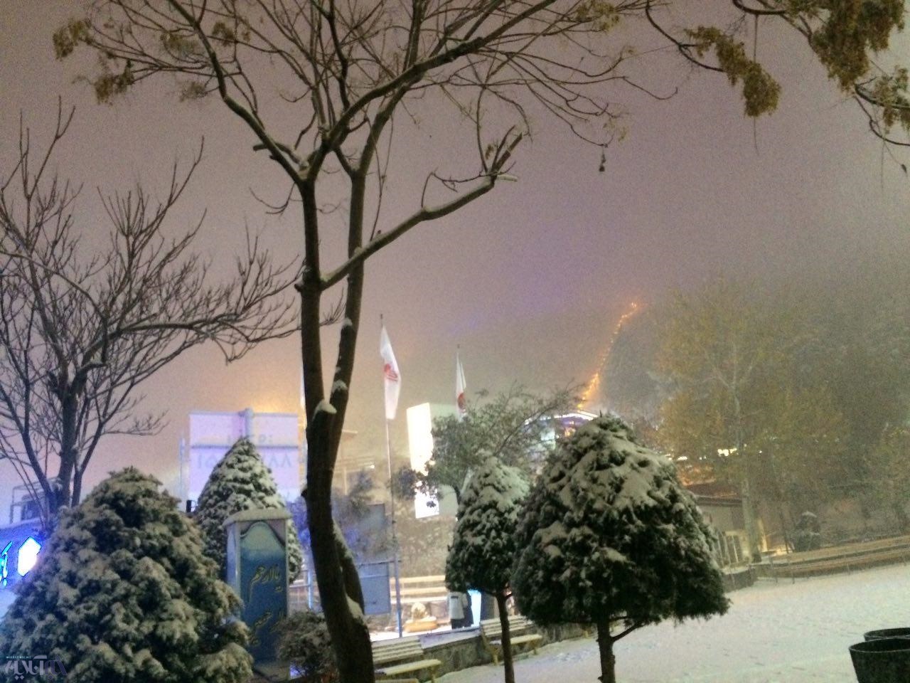 برف پاییزی شهرداری تهران را غافلگیر کرد/ خیابان‌های منطقه یک تهران و خودرو‌هایی که سر می‌خورند
