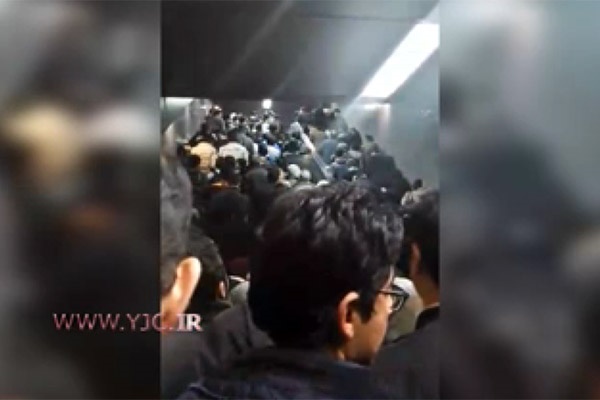 فیلم | انفجار جمعیت در مترو همزمان با روز برفی تهران | ترافیک در پله برقی