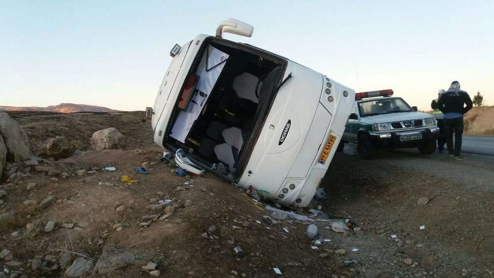 تصاویر | واژگونی اتوبوس زائران کربلا در کرمانشاه |  ۹نفر زخمی شدند